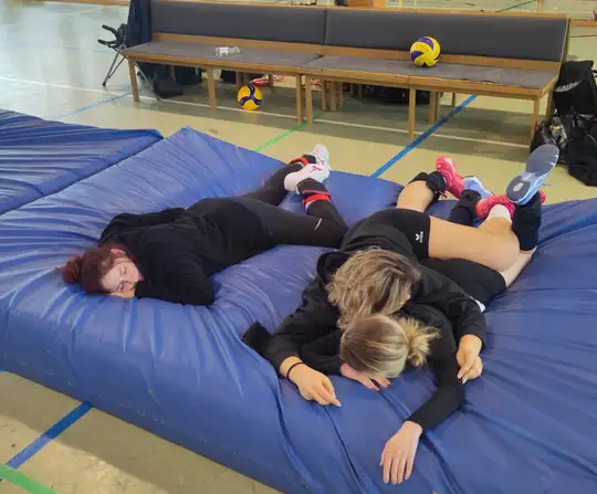 Lia, Nadine und Mariia machen ein Power-Nap